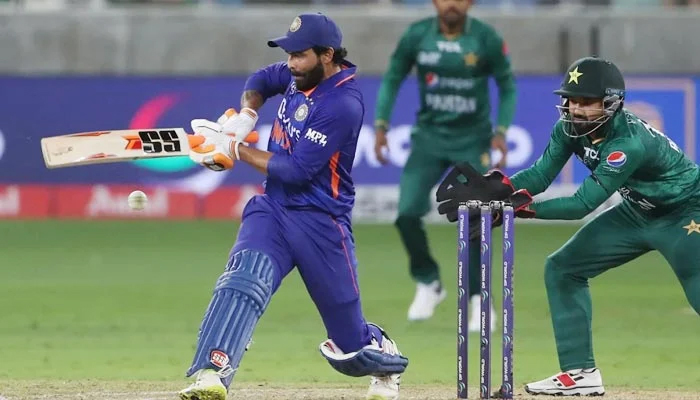Ravindra Jadeja, 28 Ağustos 2022'de Dubai'deki Dubai Uluslararası Kriket Stadyumu'nda Hindistan ile Pakistan arasında oynanan Asya Kupası Twenty20 uluslararası kriket A Grubu maçında şut atmaya gidiyor. — AFP