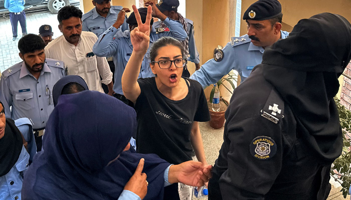 Police officials presents arrested lawyer and human rights activist Imaan Mazari-Hazir (C) before a court in Islamabad on August 20, 2023. —  AFP