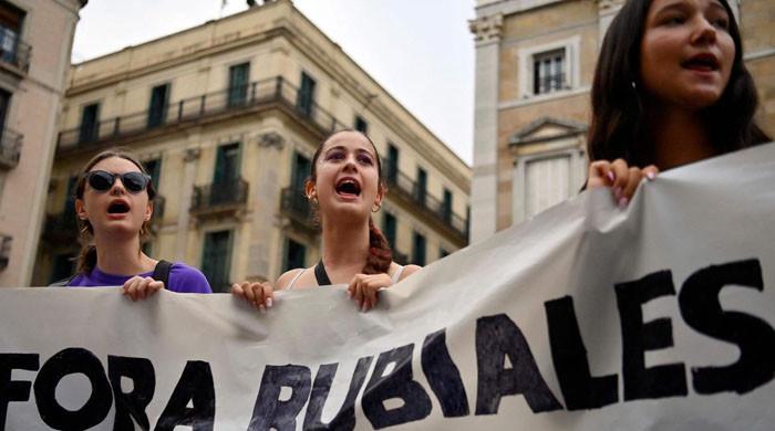 İspanya Başbakanı, Luis Rubiales’in dünya kupası kupasındaki saldırgan öpücüğünü protesto eden hanım oyuncuları alkışladı