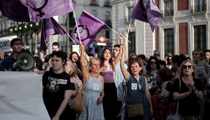 Göstericiler, İspanya Kraliyet Futbol Federasyonu'nun (RFEF) görevden alınan başkanı Luis Rubiales'e karşı 1 Eylül 2023'te Madrid'deki feminist gruplar ve öğrenci dernekleri tarafından çağrılan protestoya katıldı. — AFP