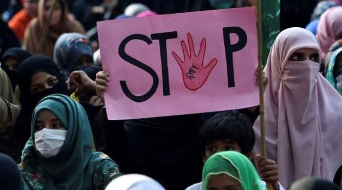 Karaçi’de okul müdürü saldırı ve şantaj iddiaları sebebiyle tutuklandı