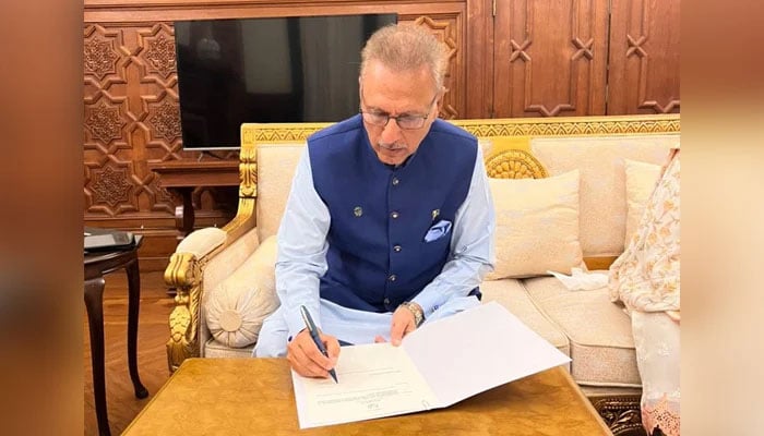 President Alvi signs the dissolution of the National Assembly. — Twitter/@PresOfPakistan