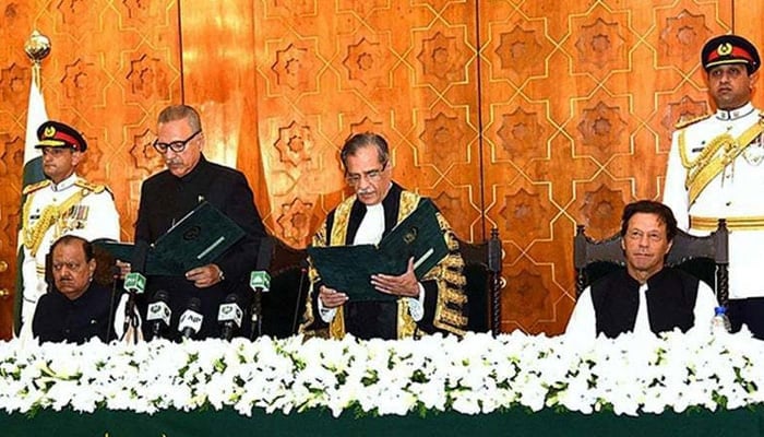 Dr Arif Alvi takes oath as president from then chief justice of Pakistan Mian Saqib Nisar. — APP