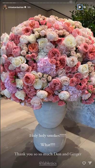 Khloe Kardashian Fabletics کے بانی سے سب سے خوبصورت پھول وصول کرتے ہیں۔
