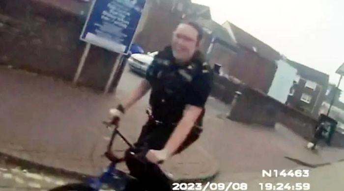 İngiltere polis memuru hırsızlık şüphelisini kovalamak için çocuğun bisikletini ödünç aldı