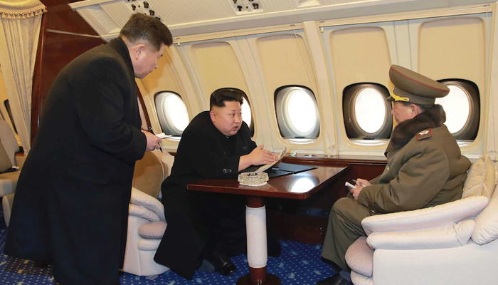 کم جونگ اُن نے جب اپنے طیارے میں شمالی کوریا کے ایک اہلکار سے ملاقات کی۔  — KCNA/فائل