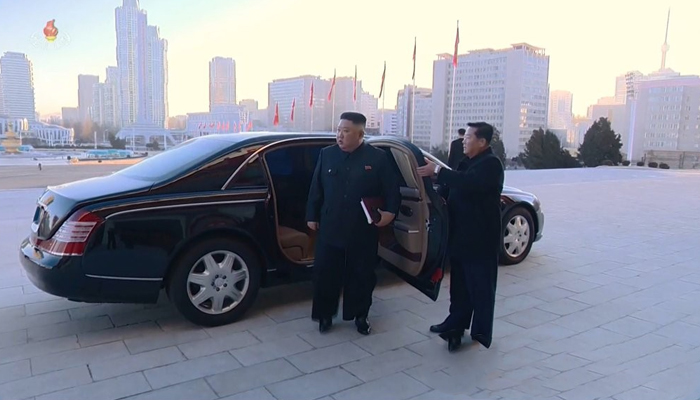 شمالی کوریا کے رہنما کم جونگ ان (ایل) جنوری کو مرسڈیز بینز کار میں پیانگ یانگ کے ایک کنونشن سینٹر پہنچے۔  5، 2021۔ یونہاپ