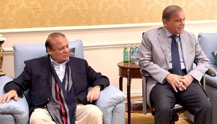 PML-N supremo Nawaz Sharif (L) and former prime minister Shehbaz Sharif pictured during a meeting at the Avenfield flats in London, on May 11, 2022. — X/@pmln_org