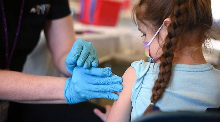 Hastalık Denetim ve Önleme Merkezleri (CDC) paneli, yeni COVID aşılarının 6 ay ve daha büyük yaşlarındaki tüm insanoğlu için yaygın olarak kullanılmasını önermektedir.
