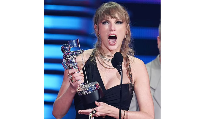Taylor Swifts costly mishap at MTV VMAs: Breaks $12,000 vintage ring.