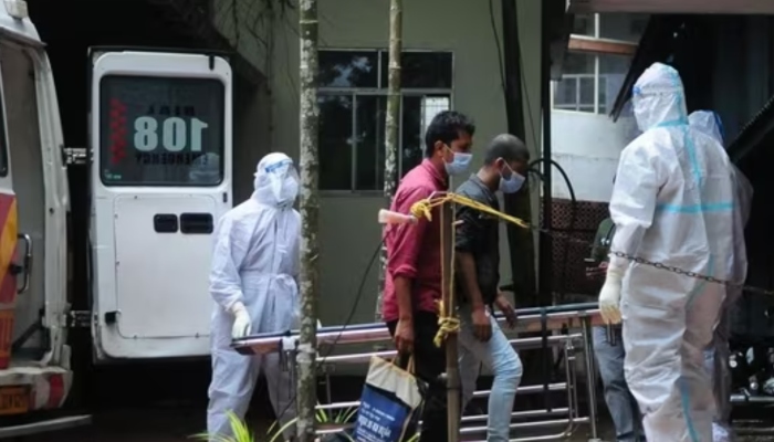 حفاظتی پوشاک میں صحت کے کارکنوں کی ایک تصویر جو لوگوں کو نپاہ وائرس سے متاثرہ شخص کے ساتھ رابطے میں تھے کوزی کوڈ کے ایک سرکاری اسپتال میں الگ تھلگ مرکز میں منتقل کر رہے ہیں۔- اے ایف پی/فائلز