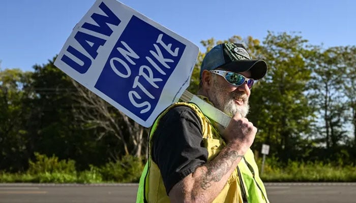 GM workers with the UAW Local 2250 Union strike outside the General Motors Wentzville Assembly Plant on Sept. 15, 2023 in Wentzville, Mo. USA Today