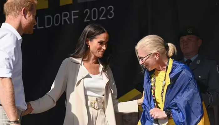 Meghan Markle takes center stage as she presents Invictus medals on final day