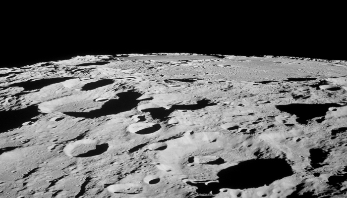 3 اکتوبر 2017 کو جاری ہونے والی اس تصویر میں چاند کی سطح دکھائی دے رہی ہے۔  - ناسا
