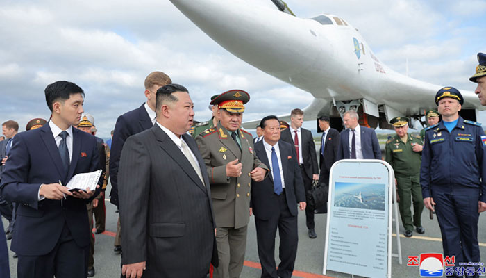 16 ستمبر 2023 کو لی گئی اور شمالی کوریا کی سرکاری کورین سنٹرل نیوز ایجنسی (KCNA) کی طرف سے 17 ستمبر 2023 کو جاری کی گئی یہ تصویر شمالی کوریا کے رہنما کم جونگ ان (2nd L) کو روسی وزیر دفاع سرگئی شوئیگو کے ساتھ دکھاتی ہے۔  (3rd L) جب وہ پریمورسکی ریجن کے ولادیووستوک کے قریب کنویچی ہوائی اڈے کے دورے کے دوران طیاروں کو دیکھ رہے ہیں۔—اے ایف پی