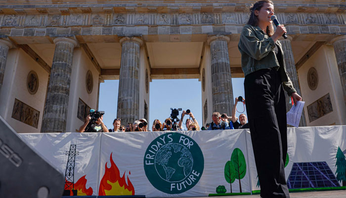 جرمن موسمیاتی کارکن لوئیسا نیوباؤر 15 ستمبر 2023 کو برلن کے برانڈن برگ گیٹ پر جمعہ کے روز مستقبل کے احتجاج کے دوران خطاب کر رہی ہیں۔—اے ایف پی
