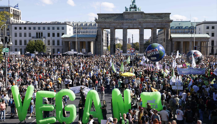 فرائیڈے فار فیوچر تنظیم اور دیگر کارکن 15 ستمبر 2023 کو برلن کے برانڈنبرگ گیٹ پر احتجاج کر رہے ہیں۔—اے ایف پی