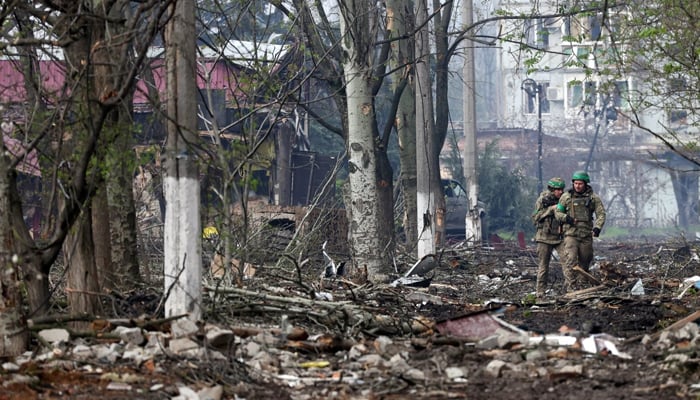 یوکرینی فوجی 23 اپریل 2023 کو روسی یوکرین جنگ کے دوران تباہ ہونے والے شہر باخموت کی حفاظت کر رہے ہیں۔  - اے ایف پی