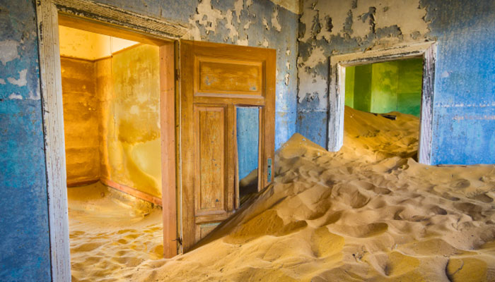Sand dunes broke through the doors, damaging them and piling up inside the houses. The Sun