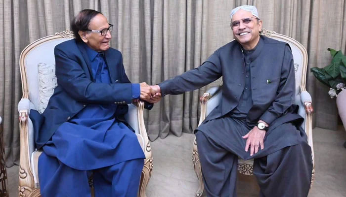 PML-Q supremo Chaudhry Shujaat (left) and PPP Co-chairman Asif Ali Zardari shake hands during their meeting on September 21, 2023. — X/@MediaCellPPP