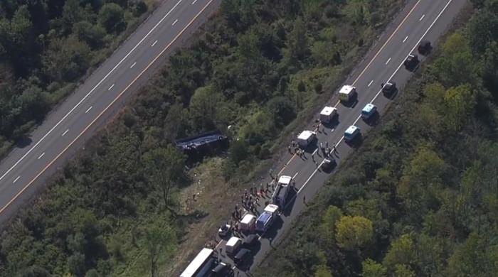 Farmingdale Lisesi otobüs kazasında bir şahıs öldü, onlarca şahıs yaralandı I-84, New York
