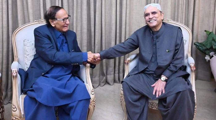 Shujaat, Zerdari’ye PML-N ile karşı karşıya gelmemesini ‘tavsiye ediyor’