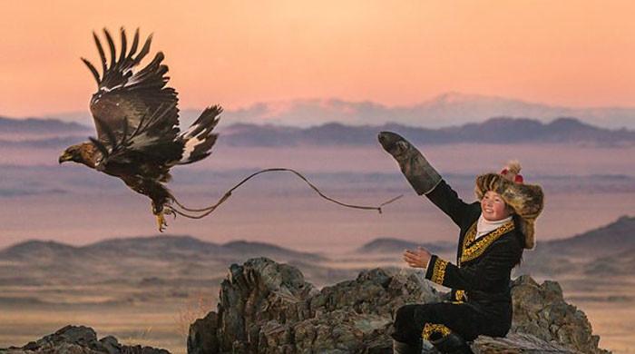 Moğolistan’ın Kazak kökenli kartal avcıları artık ataerkilliğin pençesine düşmüyor