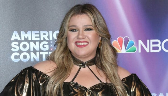 Kelly Clarkson gives update on dating life a year after divorce settlements