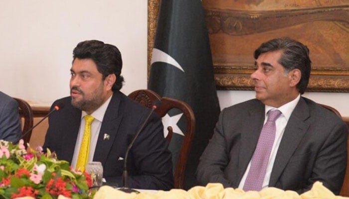Sindh Governor Kamran Khan Tessori (left) and Caretaker Commerce Minister Gohar Ejaz address a joint press conference on September 23, 2023. — APP