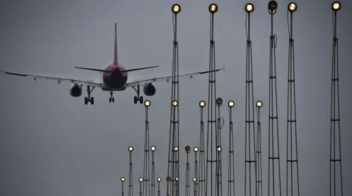 Pilotlar, Karaçi havaalanında lazer ışığı haylazlığının uçakları tehlikeye attığını söylemiş oldu