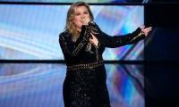 Watch: Kelly Clarkson plays surprise sidewalk concert