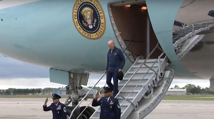 Joe Biden, otomotiv işçilerinin grevi öncesinde Air Force One’dan ayrılırken gene tökezledi