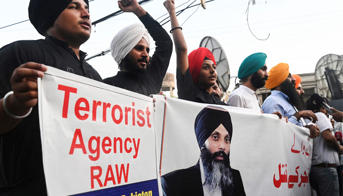 پاکستانی سکھ برادری کے ارکان 20 ستمبر 2023 کو سکھ رہنما ہردیپ سنگھ ننجر کے کینیڈا میں قتل کے بعد لاہور میں ایک احتجاج میں حصہ لے رہے ہیں۔  - اے ایف پی