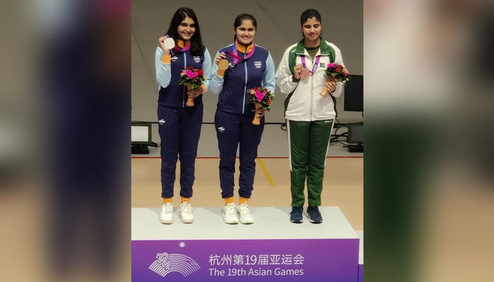 Pakistani shooter Kishmala Talat (right) flaunts her bronze medal on the podium with fellow Indian shooters. — PSB