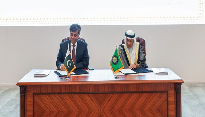 Caretaker Federal Minister for Commerce Dr Gohar Ejaz (left) and GCC Secretary General Jasem Mohamed Albudaiwi (right) sign the document of FTA. — X/@mincompk