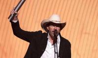 Toby Keith moves his wife to tears as he receives Country Icon Award amid cancer battle