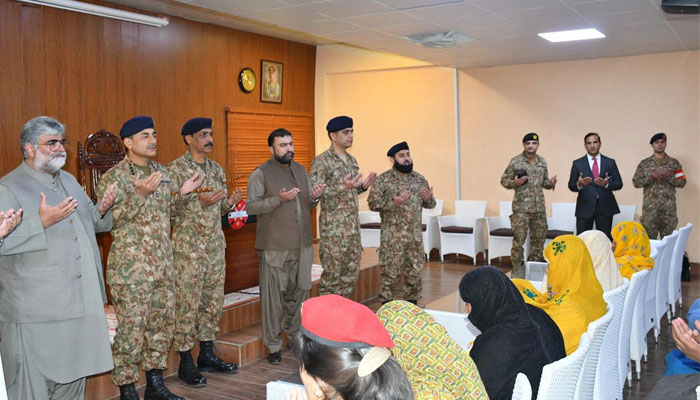 Genelkurmay Başkanı (COAS) Orgeneral Asım Munir (soldan ikinci), 30 Eylül 2023'te Quetta'daki Kombine Askeri Hastaneyi (CMH) ziyareti sırasında. — ISPR