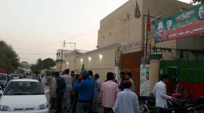 Unknown assailants attack policemen deployed outside PTI's Insaf House in Karachi