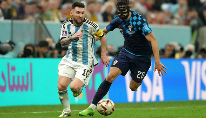 ارجنٹائن کے لیونل میسی (بائیں) اور کروشیا کے جوسکو گیوارڈیول 2022 میں قطر کے لوسیل کے لوسیل اسٹیڈیم میں فیفا ورلڈ کپ کے سیمی فائنل میچ کے دوران گیند کے لیے لڑ رہے ہیں۔ — اے ایف پی/فائل