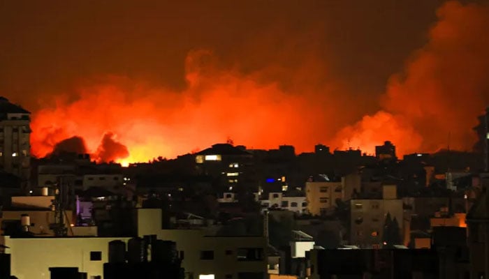 8 اکتوبر 2023 کو اسرائیلی فضائی حملے کے دوران غزہ شہر میں عمارتوں کے اوپر سے دھوئیں کے بادل اٹھ رہے ہیں۔ — اے ایف پی