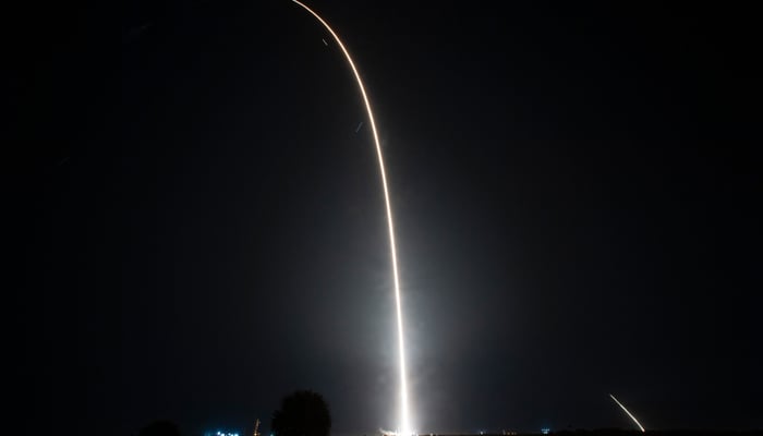اس تصویر میں 26 اگست 2023 کو فلوریڈا میں NASAs SpaceX Crew-7 مشن پر ISS کے لیے لانچ کیے جانے والے کمپنی کے ڈریگن خلائی جہاز کو لے جانے والے SpaceX Falcon 9 راکٹ کی آٹھ منٹ کی نمائش دکھائی گئی ہے۔  - اے ایف پی