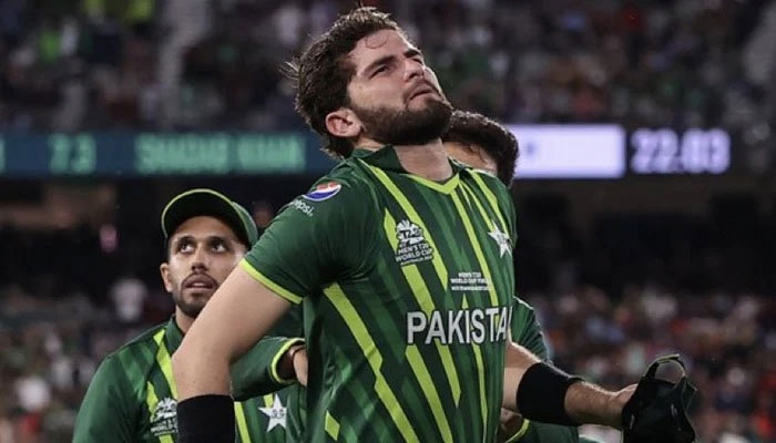 پاکستان کے تیز گیند باز شاہین شاہ آفریدی میلبورن کرکٹ گراؤنڈ میں 13 نومبر 2022 کو انگلینڈ کے خلاف T20 ورلڈ کپ کے فائنل کے دوران درد میں ہیں۔  - اے ایف پی