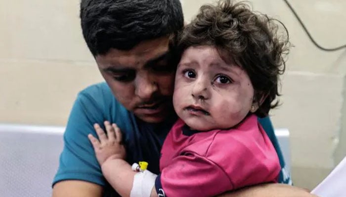 اسرائیلی فضائی حملے کے بعد غزہ کے ایک اسپتال میں فلسطینی بچے۔  — اے ایف پی/فائل