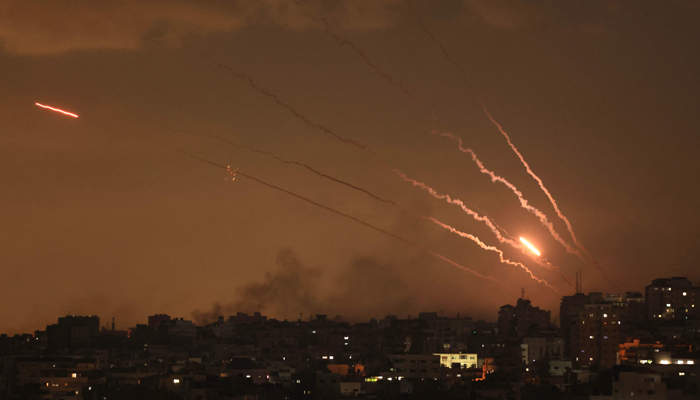 10 اکتوبر 2023 کو غزہ سے اسرائیل کی جانب متعدد فلسطینی دہشت گرد راکٹ فائر کیے گئے۔ - اے ایف پی
