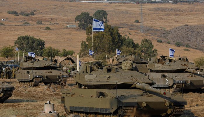 اسرائیلی مرکاوا ٹینک 11 اکتوبر 2023 کو لبنان کی سرحد کے قریب شمالی اسرائیل کے بالائی گیلیلی علاقے میں کھڑے ہیں۔ - اے ایف پی