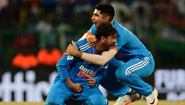 بھارت کے کلدیپ یادیو (ایل) اور شبمن گل ایشیا کپ 2023 کے سپر فور ڈے انٹرنیشنل (ODI) کرکٹ میچ کے دوران افتخار احمد (تصویر میں نہیں) کی وکٹ لینے کے بعد جشن منا رہے ہیں۔  11 ستمبر 2023 کو کولمبو میں پریماداسا اسٹیڈیم۔ - اے ایف پی