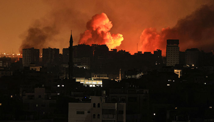 12 اکتوبر 2023 کو اسرائیلی فضائی حملے کے بعد غزہ شہر میں آگ کا ایک گولہ بھڑک اٹھا۔ اے ایف پی/فائل