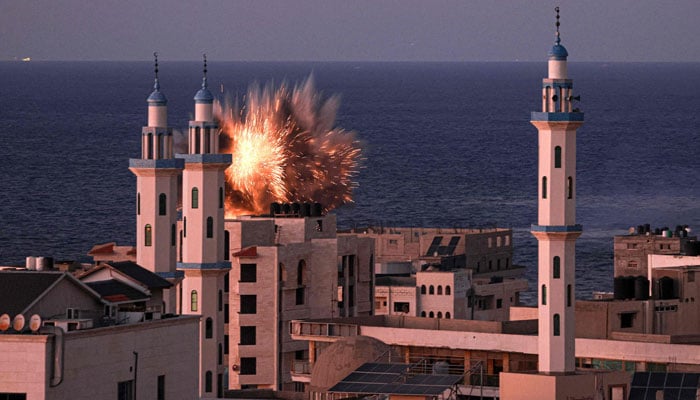 12 اکتوبر 2023 کو غزہ شہر میں اسرائیلی فضائی اڈے پر آگ کا گولہ پھٹ گیا۔ - اے ایف پی
