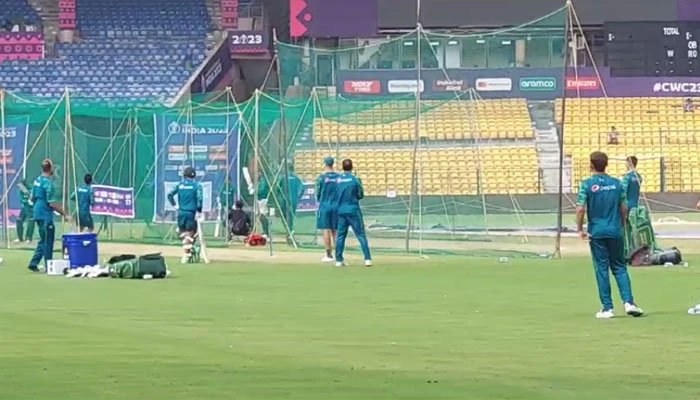 Pakistani players practicing at Bengalurus M Chinnaswamy Stadium. — Geo News