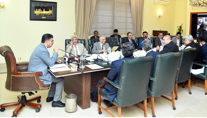 Caretaker Prime Minister Anwaar-ul-Haq Kakar chairs a briefing on the decline in prices of essential items as a result of a reduction in prices of petroleum products in Islamabad on October 23, 2023. — PID